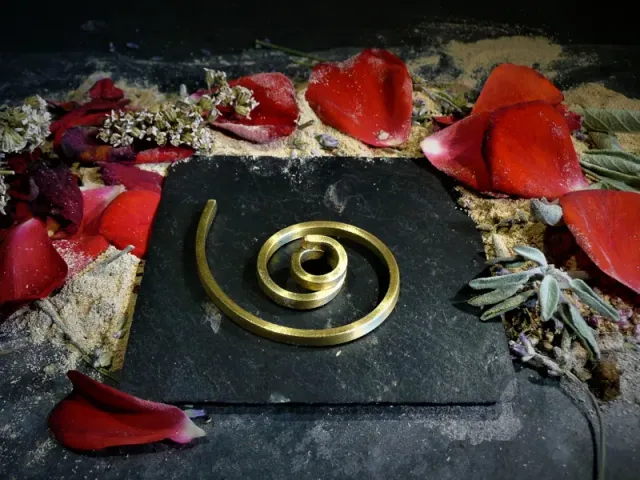 Parfums d'encens Tout Petit Porte-Encens spirale laiton ardoise